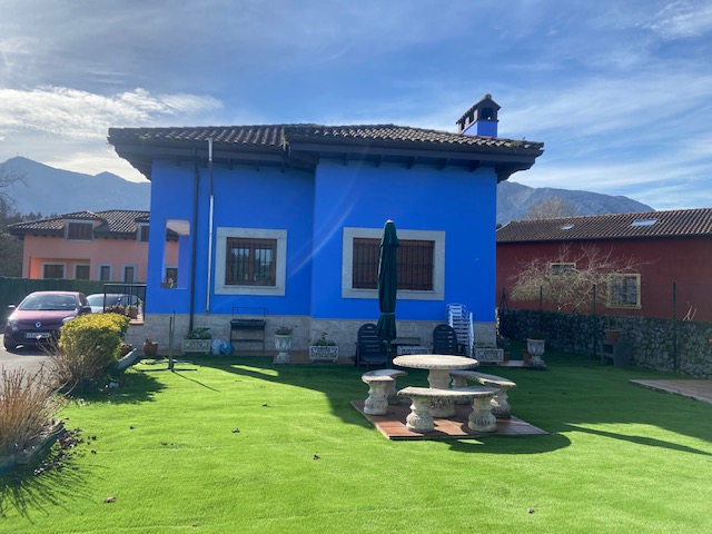 se vende Chalet unifamiliar con jardín cerca de playas en Llanes