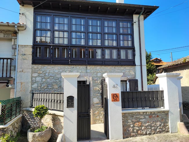 se vende casa de aldea asturiana en pueblo con playa de llanes