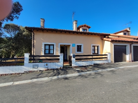 se vende casa con jardín cerca de llanes