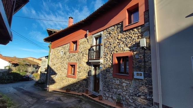 se vende casa en pueblo costero de ribadesella cerca de la playa