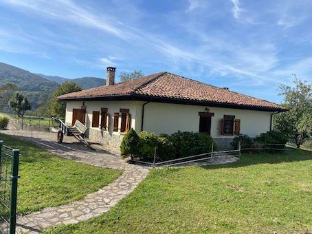 se vende casa ,con cabaña y terreno en zona de Onís Asturias