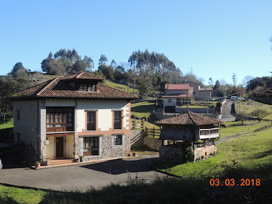 Se vende Casa con horreo y cuadra en llanes