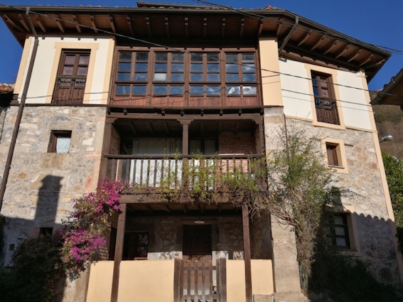 Venta de casa asturiana en pueblo de montaña llanisca