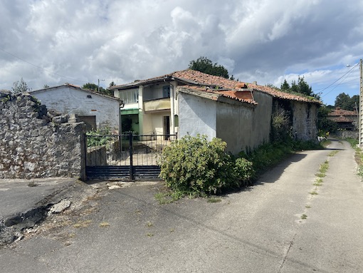 Se vende casa para rehabilitar en pueblo de Llanes